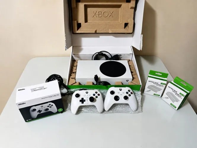 Xbox Series S 512GB + 2 Controles + Baterias Recarregáveis + Caixa