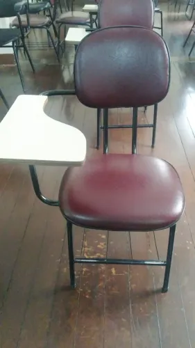 10- Cadeiras universitária com prancheta integrada