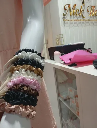 Scrunchie de cetim com strass Xuxinha pra cabelos 