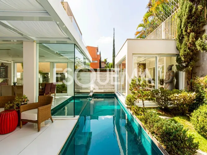 Casa em condomínio com quadra de tênis no Jardim Paulistano
