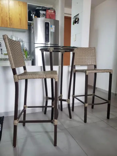 Lindo conjunto de mesa alta com 2 banquetas