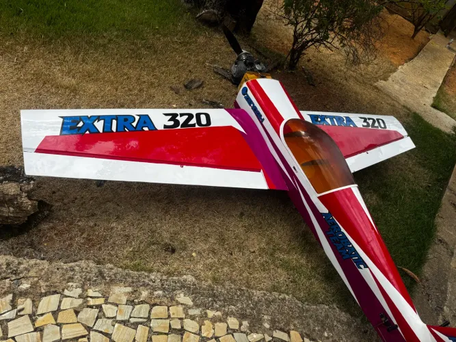 Aeromodelo e lote de itens