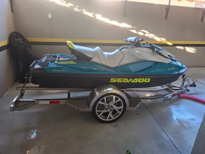 Jet SKY semi novo
