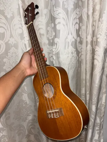 Ukulele novo concert elétrico + capa/bolsa