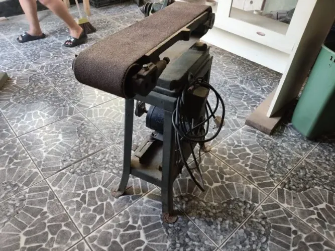 Lixadeira de cinta Acerbi Máquina funcionando perfeitamente