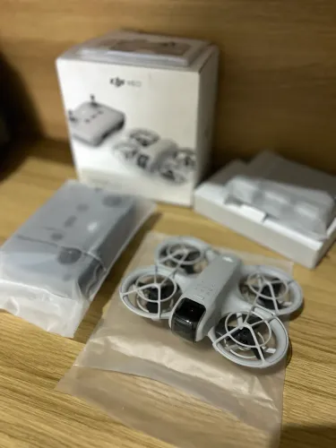 Drone DJI Neo Fly More Combo Com Câmera 4K e 3 Baterias