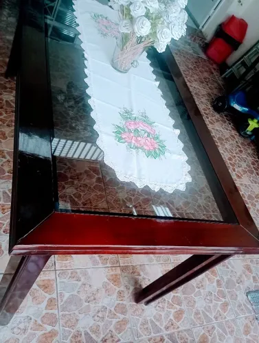 Mesa de jantar em Mognum com vidro