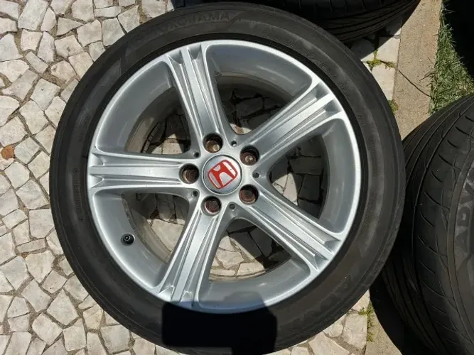 4 - Rodas 17" com pneus Yokohama Advan