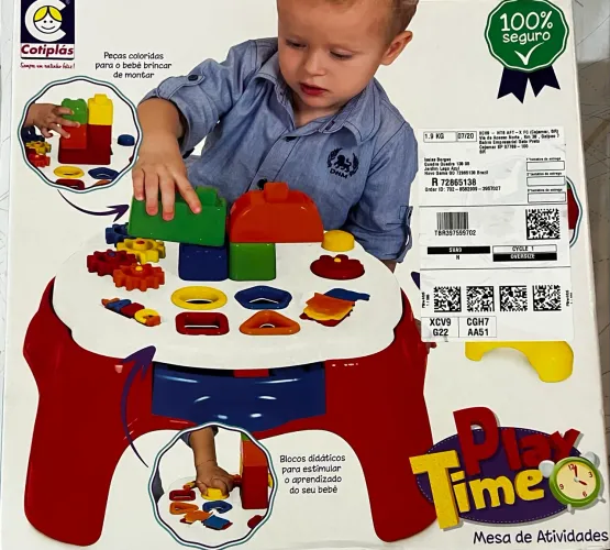 Vendo mesa para atividades com peças coloridas para montagem, NOVA.