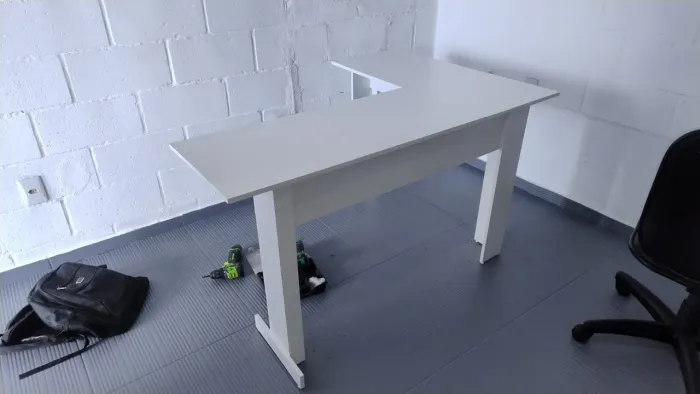 Mesa em L resistente