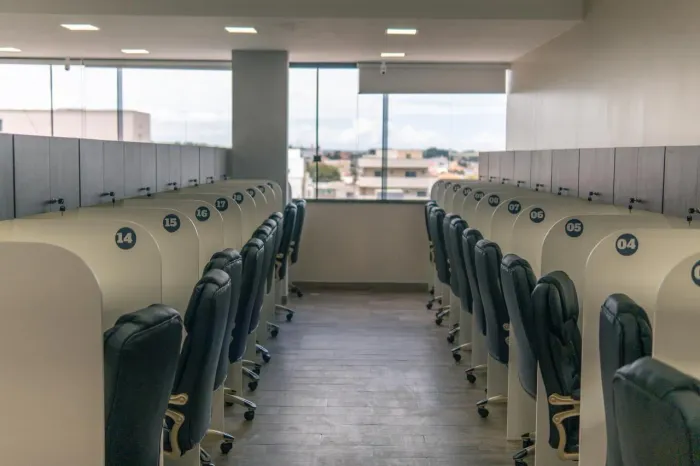 Sala de estudos com 150m² e 43 cabines