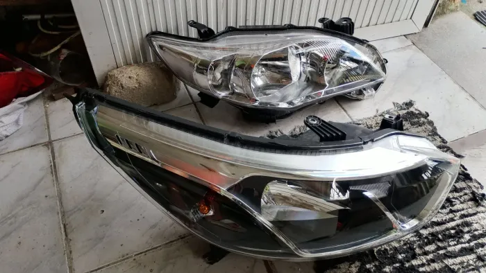 Vendo este dois faróis nunca foram usados e São originais sendo um do Corolla 2013 e o