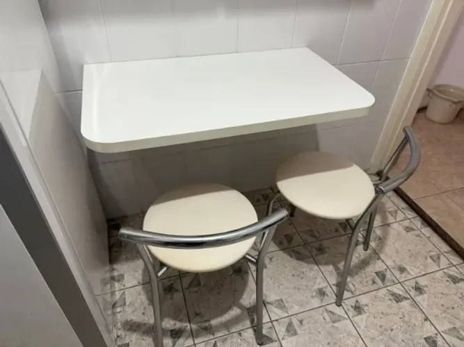 Mesinha de cozinha com 02 banquetas