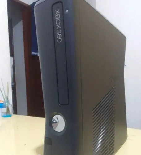 Xbox 360 desbloqueado acompanha fonte controle e 3 jogos aleatórios