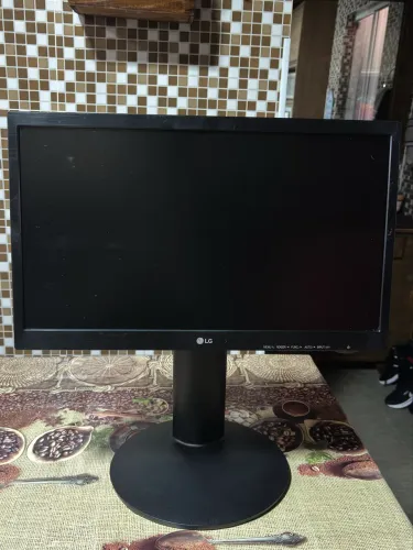 monitor LG 20 polegadas, gira formato A4 com entrada VGA