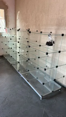 Balcão de vidro modulado, com base reforçado de metal 3,10 comp 1,65 de altura.. 
