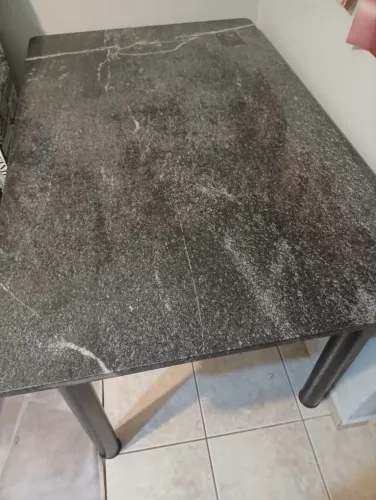 Mesa e cadeiras de ferro com tampo de pedra