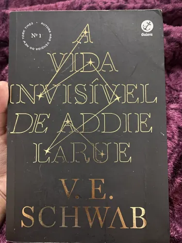 Livro: A vida invisível de addie larue (da Colleen Hoover)
