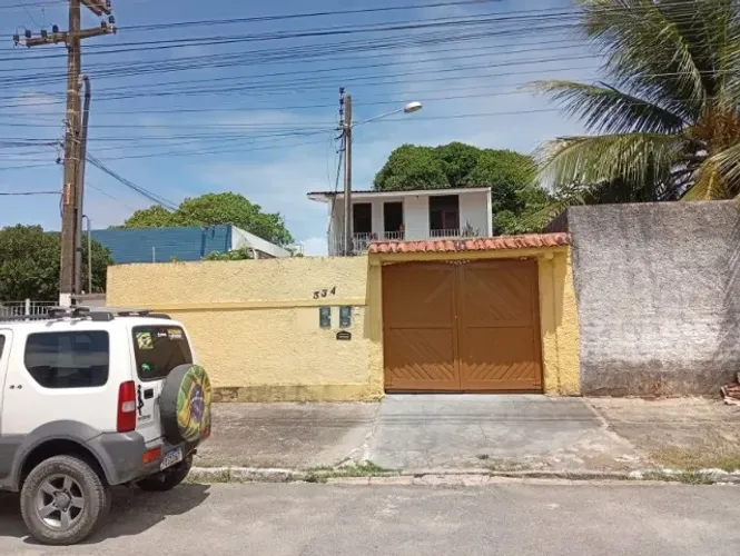 Casa na primeira quadra da Av. Fernandes lima