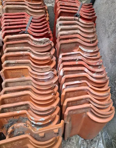Vendo estas 44 telhas. Por 120 reais.