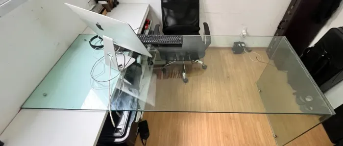 Mesa de escritório em Vidro (18mm) e móvel em T com gavetas