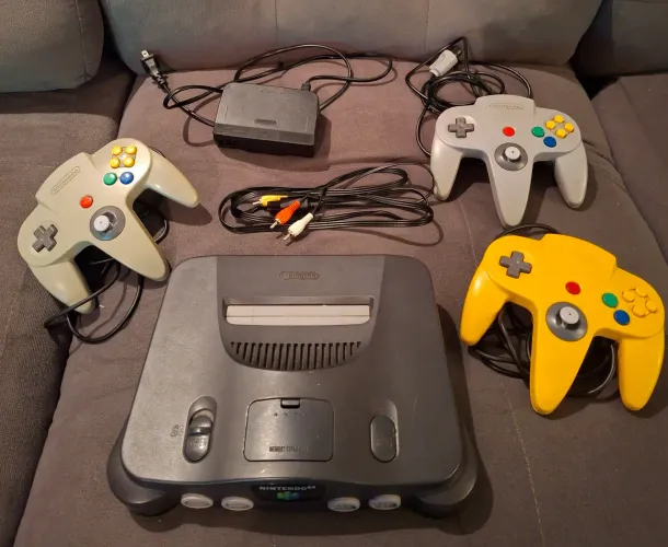 Nintendo 64 com 3 controles
