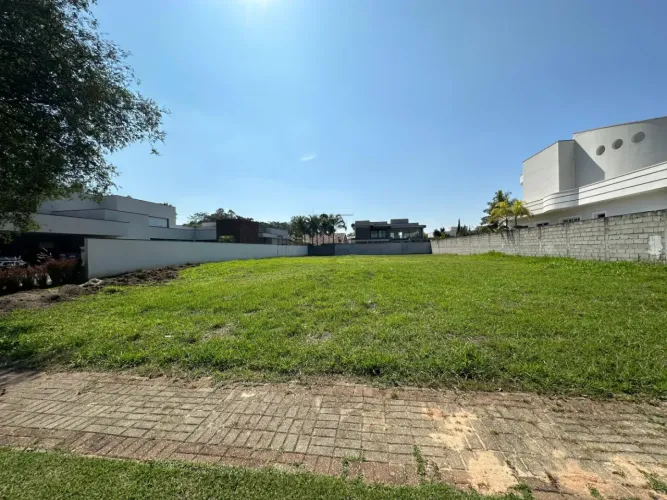 LOTE DE TERRENO A VENDA COM 1.200 METROS QUADRADOS - CONDOMÍNIO CHÁCARAS SERIMBURA.