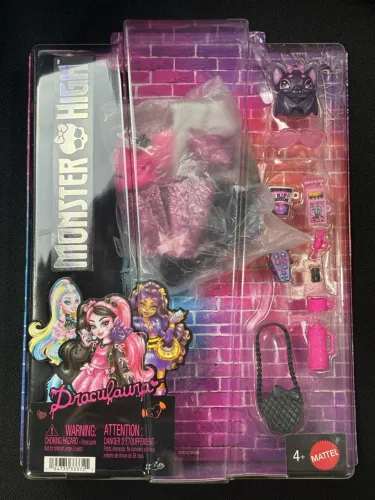 Caixa, roupas e acessórios boneca Draculaura Core Refresh 2 Monster High