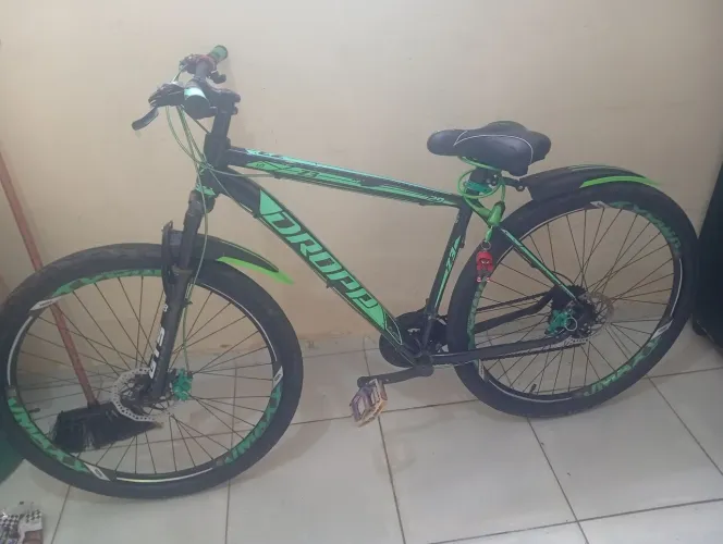 Bicicleta verde toda arrumada