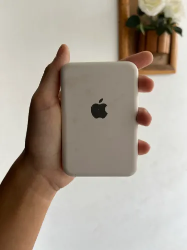 Carregador MagSafe original para iPhone, funciona perfeitamente, com poucos sinais de uso.