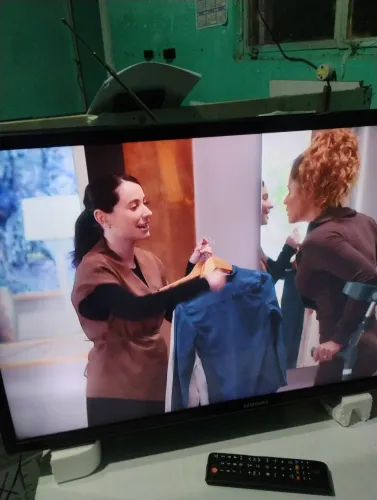 Televisão Samsung 32 polegadas com controle LCD FUNCIONANDO