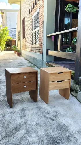 Mesa de cabeceira / criado mudo.