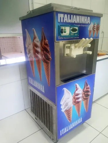 VENDE-SE MAQUINA DE SORVETE EXPRESSO ITALIANINHA MONOFASICA PRONTA PRA TRABALHAR