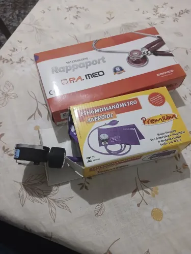 Vendo esfigmomanometro e estetoscópio usado apenas algumas vezes
