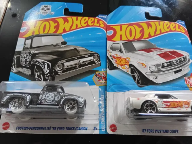 Dois hot wheels