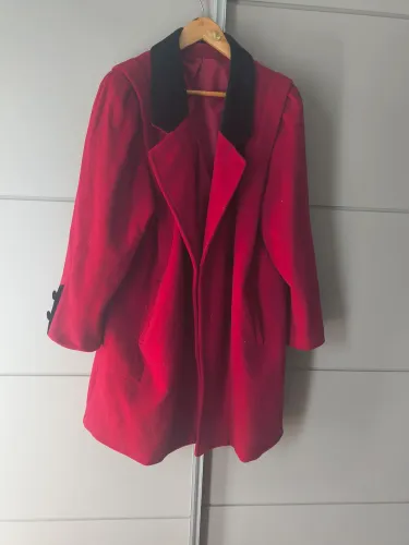 Casaco vermelho e preto maravilhoso 