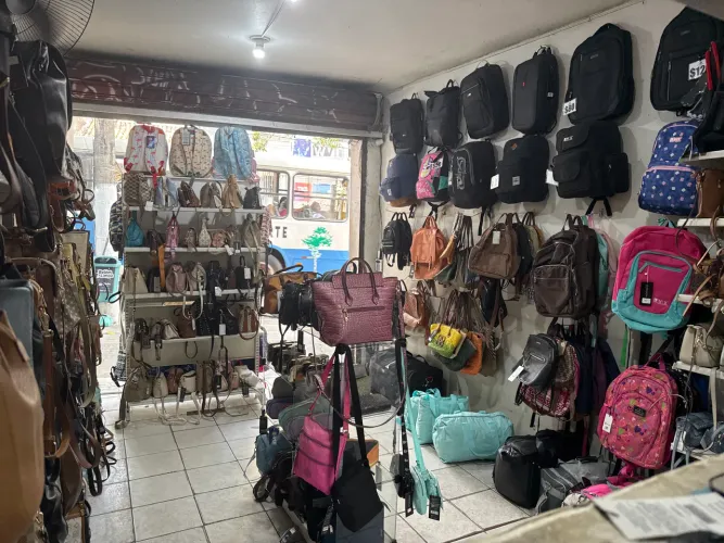 auxiliar de loja com habilidade em costura manual realizar ajustes e pequenos reparos.