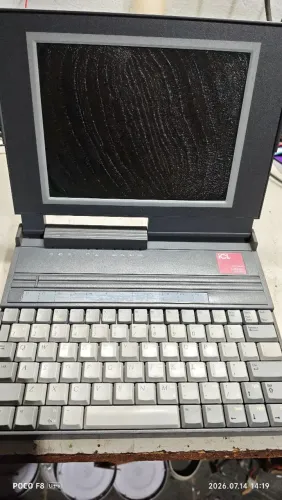 Notebook antigo retro com defeito 486