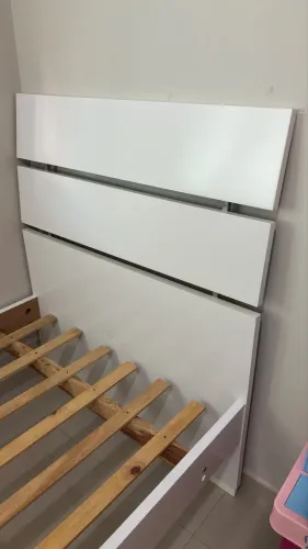 Cama de solteiro em MDF