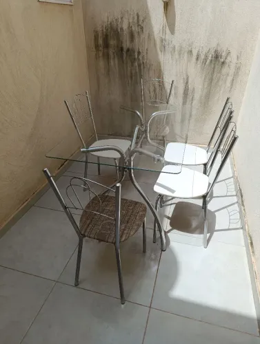 Mesa de vidro com cadeiras