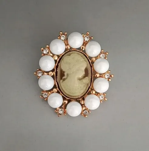 Broche de Camafeu Bege de Pérolas Brancas (novo)