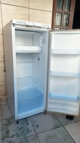 Geladeira GELA BASTANTE!!!! toda boa, SÓ tem que pintar ou plotar! 