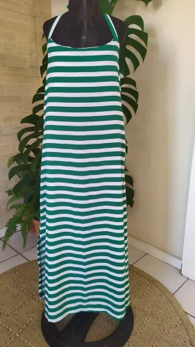 Vestido em listra branca e verde com fenda nas laterais Tam M