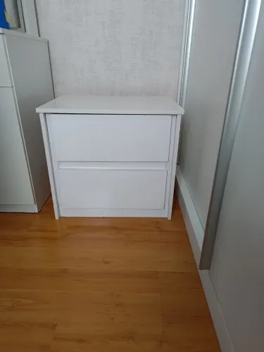 Criado mudo branco com duas gavetas