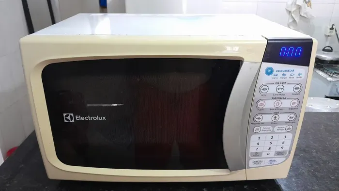 Microondas ELECTROLUX 21 Litros. Tudo funcionando e esquentando bem. 