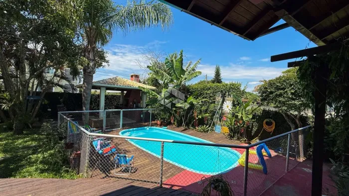 CASA 5 QUARTOS SENDO 1 SUÍTE 2 VAGAS DE GARAGEM COM PISCINA NO CAMPECHE FLORIANÓPOLIS