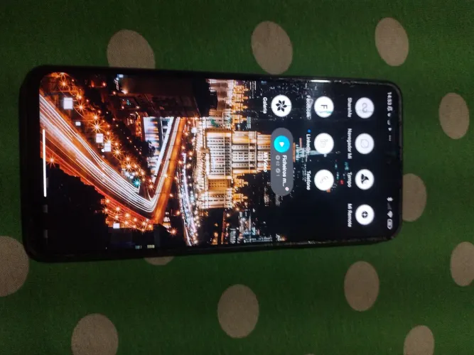 Celular com uma pequena mancha na tela mais não atrapalha em nada e trincados atrás