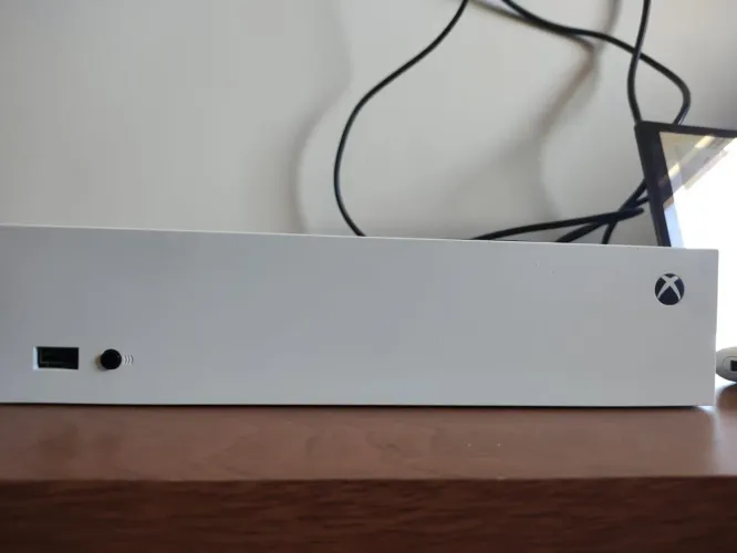 Xbox Series S com um controle Seminovo 