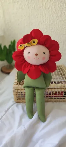 Boneca de Pano Artesanal Flor Vermelha com Laço - Decoração e Infantil