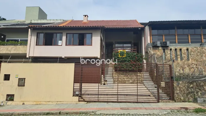 Casa com 4 quartos sendo 2 suítes mais dependência de empregada no Abraão